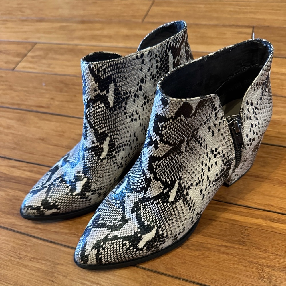 Seychelles – Chaparral Leather Block Heel Bootie
BLACK/WHITE PYTHON / 7.5M